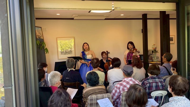 お庭側に開け放った客席で演奏する様子